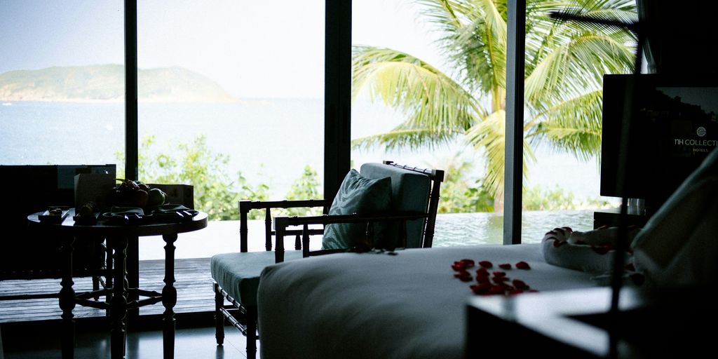 Exklusive Städtereisen Deals für anspruchsvolle Städteentdecker - A bedroom with a view of the ocean