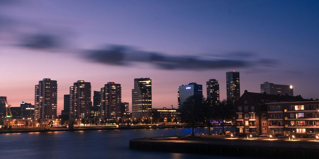Urlaub Inspiration - body of water near high-rise buildings