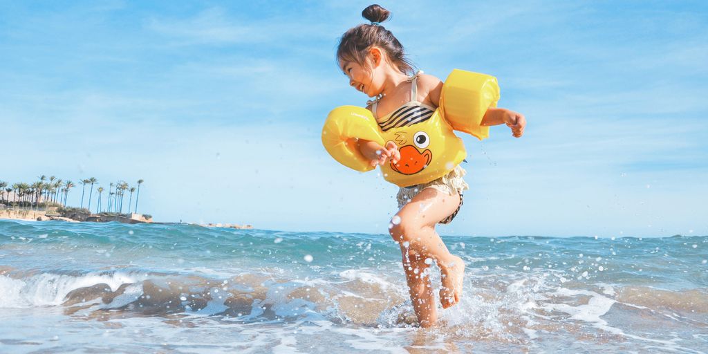 Geprüfte Reisen und Sicherheit - girl playing beside body of water during daytime