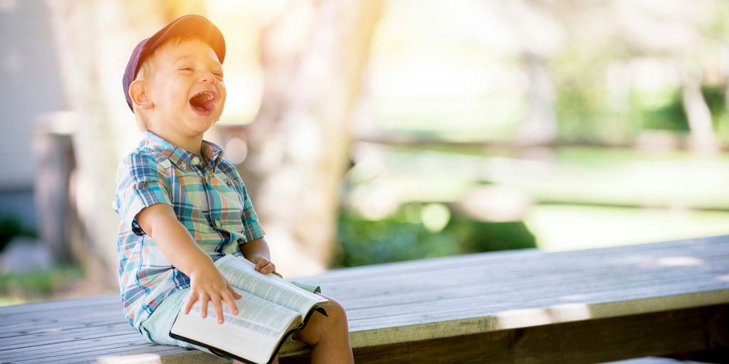 Zuverlässige Reiseanbieter - boy sitting on bench while holding a book