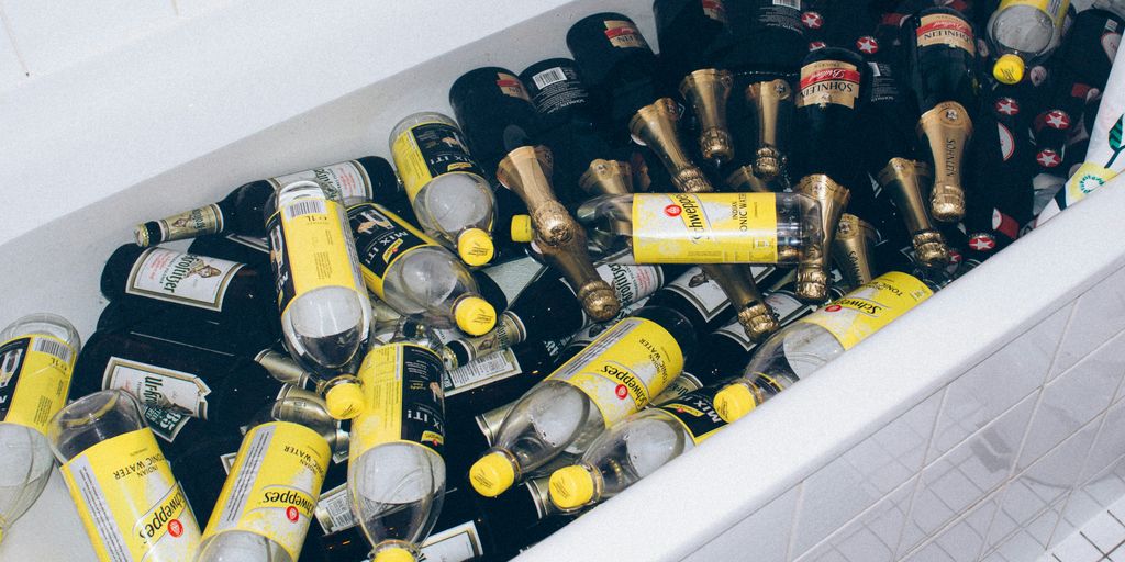 a tub filled with lots of bottles of beer - Wellnessangebote